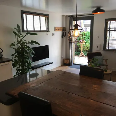 Annadora House - Private Parking Апартаменты